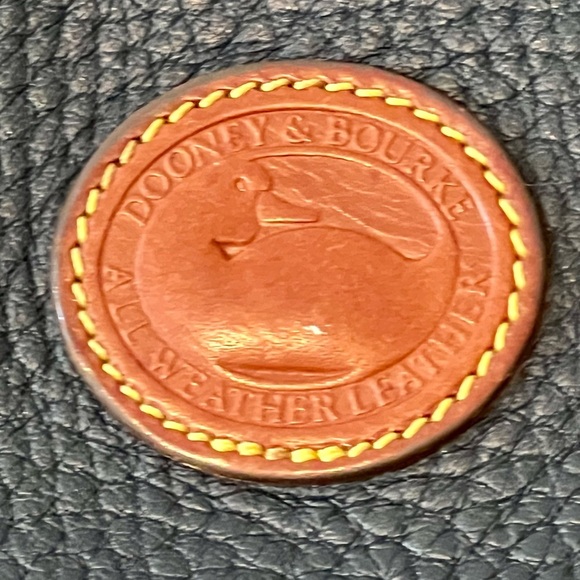 🧡 Vintage Dooney & Bourke Navy & Tan Pebbled Leather Satchel 🧡 - Picture 2 of 12